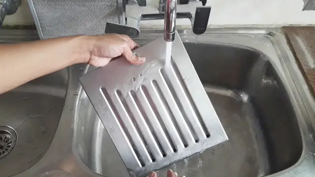rinse baffle filter with running water
